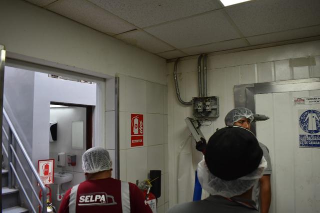 Iván Llontop, subgerente de Gestión de Riesgos de Jesús María, informó que los inspectores constataron deficiencias en las conexiones eléctricas de la pizzería. (Difusión)