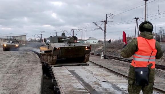 Vehículos de combate blindados rusos están listos para ser cargados en vagones ferroviarios en Bakhchysarai, Crimea, el 15 de febrero de 2022, tras las maniobras militares de Rusia cerca de Ucrania. (EFE).