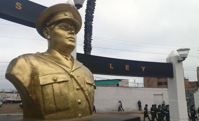 Policía Nacional del Perú rinde homenaje al héroe nacional, el capitán Alipio Ponce.