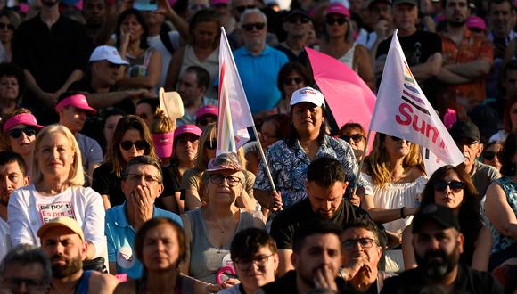 Los partidarios de la alianza de izquierda radical Sumar asisten al mitin de clausura de la campaña del partido en Madrid. (Foto por ÓSCAR DEL POZO / AFP)