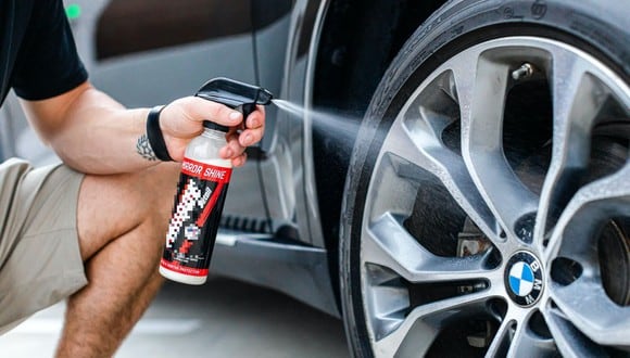 El vinagre blanco tiene varias funciones y puedes aplicarlo en ciertas partes de tu coche para limpiarlo a la perfección. (Foto: Torque Detail / Pexels)