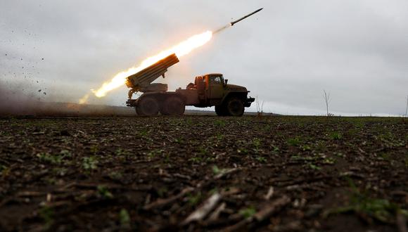 Un lanzacohetes múltiple BM-21 'Grad' dispara hacia posiciones rusas en la línea del frente cerca de Bakhmut, región de Donetsk, el 27 de noviembre de 2022. (Foto referencial: Anatolii STEPANOV / AFP)