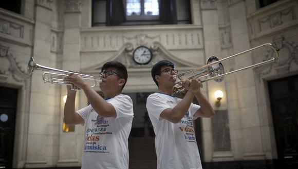 Miembros de la orquesta juvenil de Sinfonía por el Perú visitaron las instalaciones de El Comercio para hacer un concierto y dar inicio a su campaña Sinfonía por un Perú Mejor. (Foto: Anthony Niño de Guzmán)