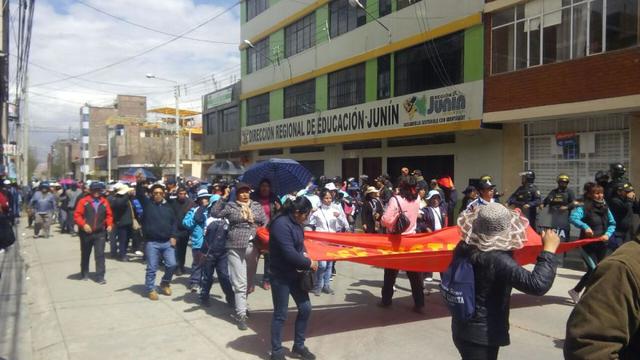 Desde las 7:00 am, los maestros que acatan la huelga se ubicaron en el frontis de la DRE-J para impedir el ingreso de los servidores públicos e intentar tomar las instalaciones. (Foto: Junior Meza)