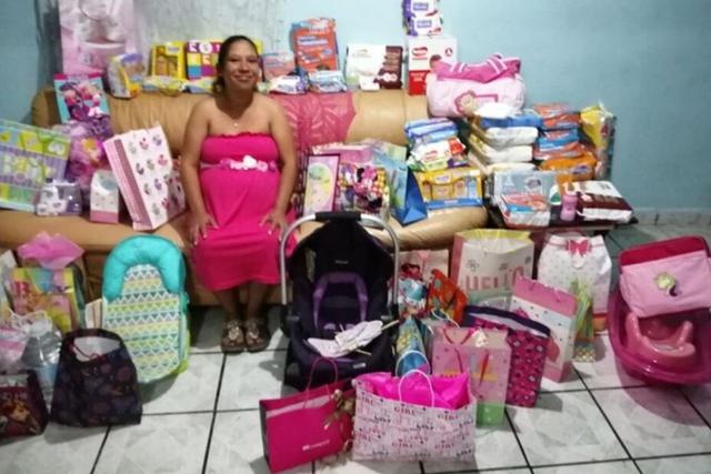La futura mamá, Alfonsina, posando muy feliz junto a todos los regalos que recibió de parte de desconocidos que asistieron a su baby shower (Foto: Facebook)