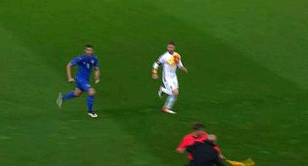 Durante el Italia vs España, Vicente del Bosque sufrió una \"falta\" del árbitro. (Foto: Captura) (Video: YouTube)