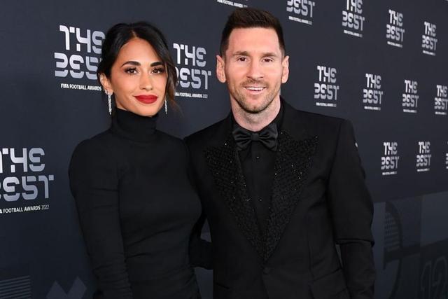Lionel Messi y Antonela Roccuzzo en la alfombra verde de los The Best.