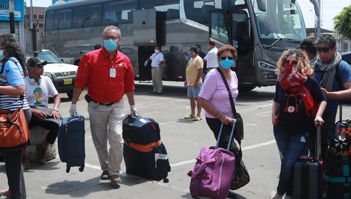 LIMA 19 DE MARZO DEL 2020.
4to día de la emergencia por el coronavirus.
Pasajeros extranjeros y nacionales, que quedaron varados acampan en los exteriores del Aeropuerto Jorge Chávez en el Callao.
FOTO:  LINO CHIPANA OBREGÓN