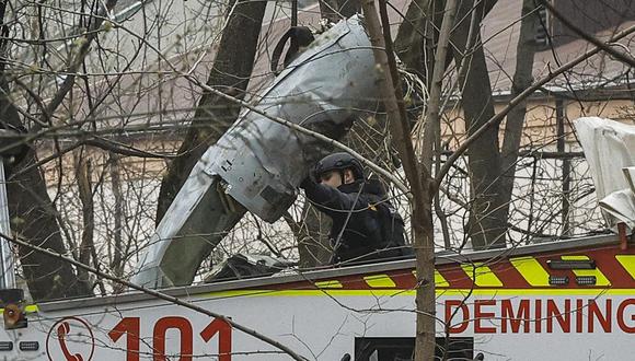 Rescatistas ucranianos retiran los restos de un misil tras ser derribado en un parque de Kiev, Ucrania, el 24 de marzo de 2024. (EFE/EPA/SERGEY DOLZHENKO).