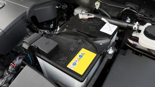 FOTOS: Pasos para instalar la batería de tu auto