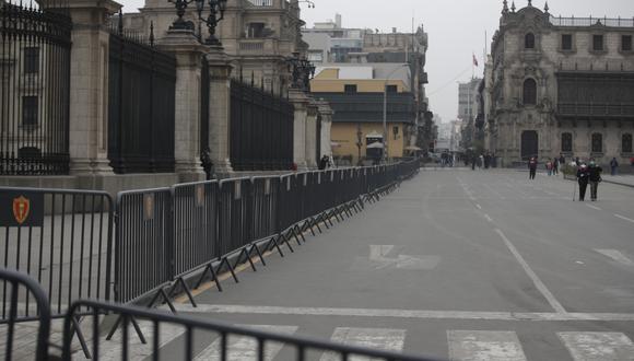 Las rejas están colocadas bajo el argumento que evitan el ingreso de protestas a este espacio. (Foto: Renzo Salazar)