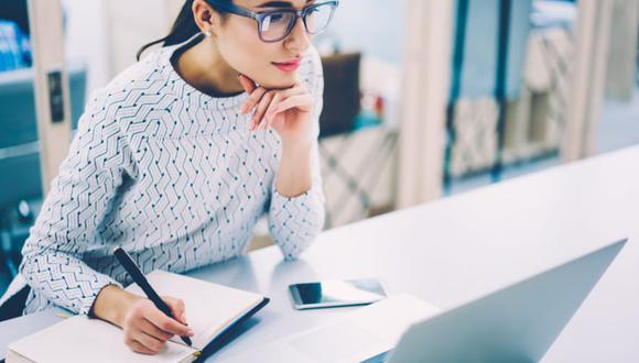 Según los expertos, la educación virtual puede ser muy superior desde una perspectiva académica a la educación presencial, pero esta tiene que ajustarse a las nuevas tecnologías y al internet para que el aprendizaje sea significativo. (Foto: Shutterstock)