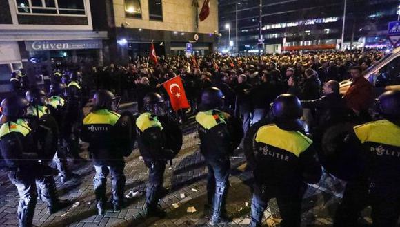 Policía holandesa dispersa marcha de turcos con cañones de agua