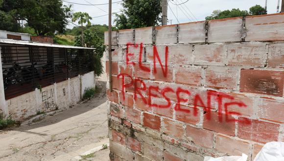 El muro de una casa marcada con un grafiti del grupo guerrillero del ELN, el 4 de julio de 2023, en el barrio Seis de Enero, de la ciudad de Cúcuta, Colombia. (Foto de Mario Caicedo / EFE)