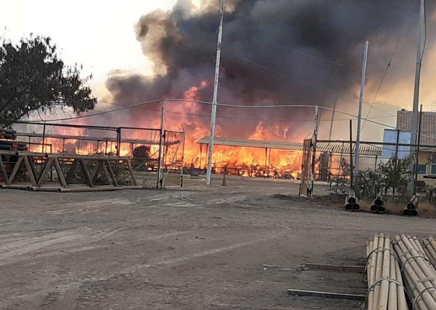 Un incendio se registró esta mañana en el local de una empresa petrolera ubicado en la provincia de Talara, en Piura, donde la población del distrito de El Alto acata un paro de 48 horas (Foto: cortesía)