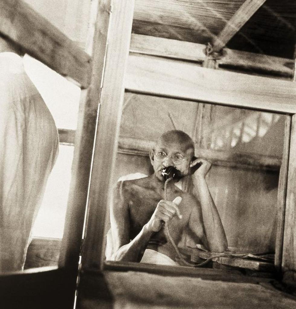 Mahatma Gandhi, el líder de la independencia de India, en una de las muchas fotografías tomadas por su sorbino nieto Kanu. Todas las imágenes de este reportaje son de Kanu Gandhi y cortesía de Gita Mehta, heredera de Abha y Kanu Gandhi.