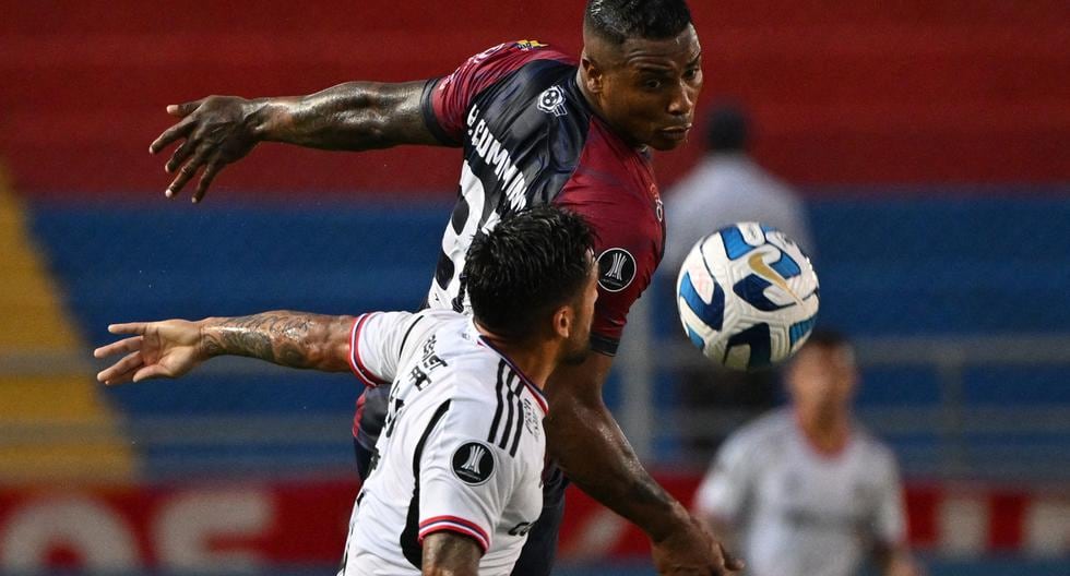 Monagas' Panamanian defender Harold Cummings (back) and Colo-Colo's forward Marcos Bolados vie for the ballduring the Copa Libertadores group stage second leg football match between Venezuela's Monagas and Chile's Colo Colo at the Monumental Stadium in Maturin, Monagas State, Venezuela, on May 23, 2023. (Photo by Federico Parra / AFP)