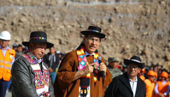 Vizcarra también supervisó el funcionamiento de la carretera Huancavelica - Lircay, vía asfaltada de 71.95 km que permite la interconexión de nueve centros poblados de la región al sur del país. (Foto: Presidencia)