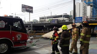 Av. Brasil: bus se quedó sin techo al intentar pasar debajo de un puente de la Av. La Marina | #NoTePases