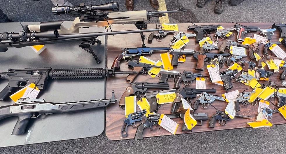 Esta foto de la Oficina de la Fiscal General de Nueva York del 28 de agosto de 2022 muestra algunas de las 296 armas de fuego que fueron entregadas a las fuerzas del orden público en un evento de recompra de armas. (Oficina del Fiscal General de Nueva York vía AP).