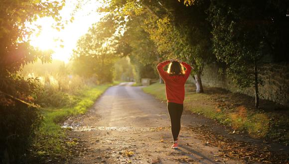Dar una caminata rápida a un ritmo constante ciertamente ofrece beneficios para la salud. (Foto: Pixabay)
