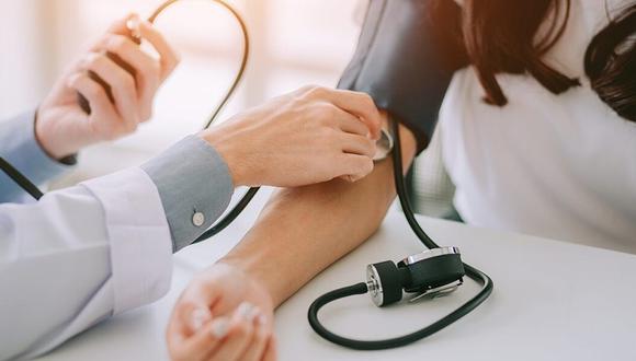 Visita al doctor periódicamente para controlar la presión arterial y para que recibas medicamentos en forma regular, nunca te automediques. (Foto: Shutterstock)