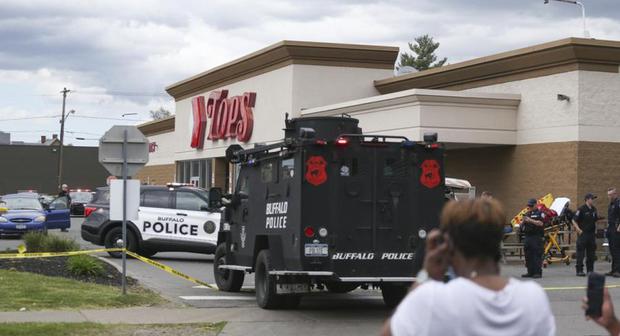 La gente se reúne mientras la policía investiga después de un tiroteo en un supermercado en Buffalo, Nueva York. (AP).