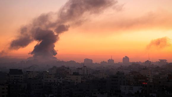 El fuego y el humo se elevan sobre los edificios de la ciudad de Gaza durante un ataque aéreo israelí, el 13 de octubre de 2023, mientras continúan las furiosas batallas entre Israel y el movimiento Hamás por sexto día consecutivo | MAHMUD HAMS / AFP