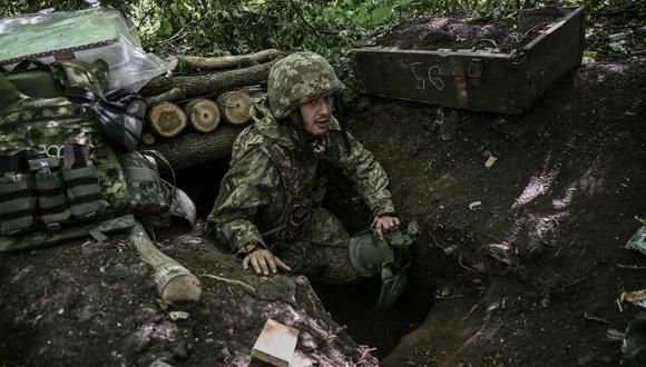 Un militar ucraniano sale de un búnker subterráneo improvisado después de un bombardeo en un campamento cerca de la línea del frente en un lugar no revelado en la región oriental de Ucrania de Donbas.