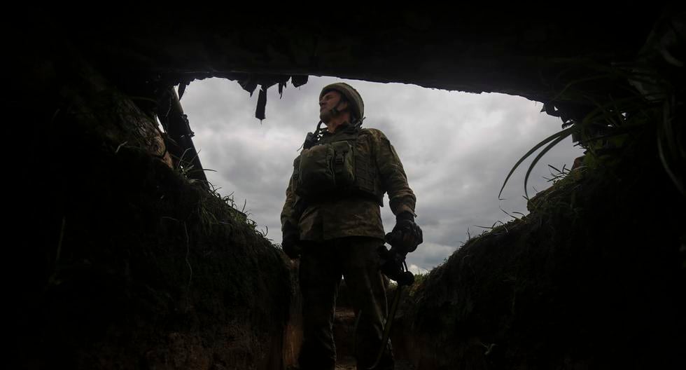 Un militar ucraniano inspecciona la situación en sus posiciones cerca de la aldea de New York del área de Donetsk, Ucrania, el 29 de abril de 2022. (EFE/EPA/STR).