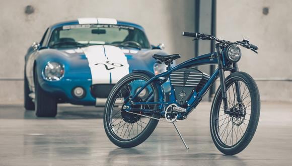 Bicicleta eléctrica de Vintage Electric y, atrás, el mítico deportivo Shelby Cobra.(Foto: Vintage Electric)