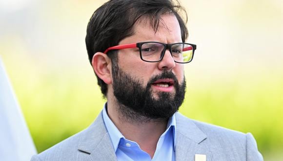 El presidente de Chile, Gabriel Boric, habla después de una reunión con otros líderes sudamericanos en el palacio de Itamaraty en Brasilia el 30 de mayo de 2023. (Foto por EVARISTO SA / AFP).