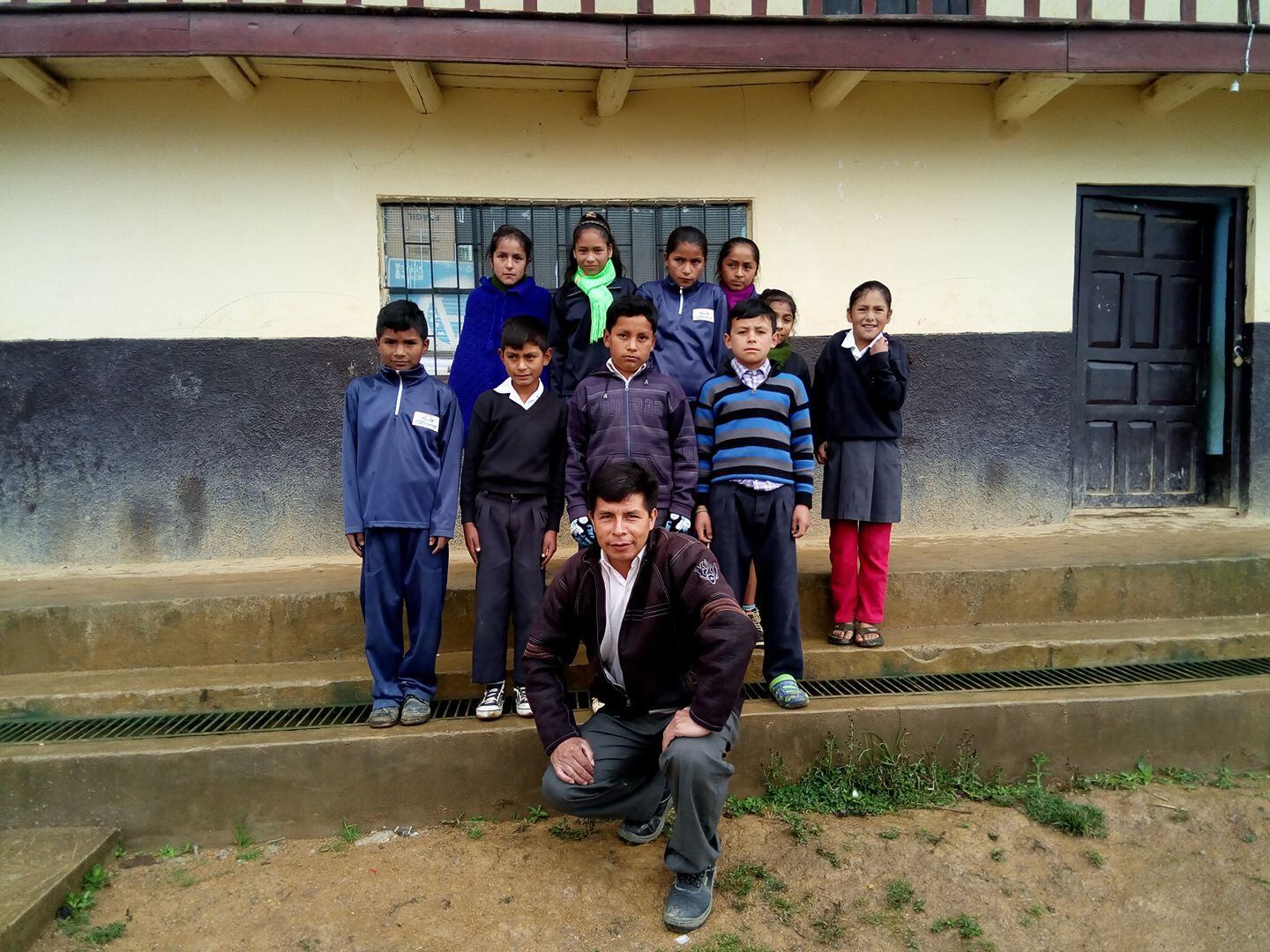 Castillo fue profesor de la Institución Educativa 10465 de Puña en Tacabamba. En la foto, la promoción 2017 del centro estudiantil.