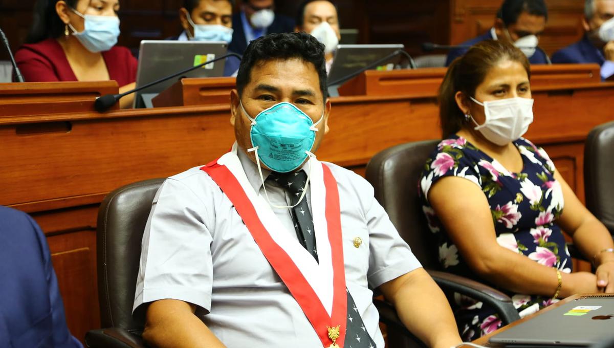 Héctor Maquera juramentó este jueves 26 como parlamentario. (Foto: Congreso de la República)