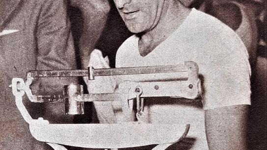 Omar Rossi se pesa en la balanza del vestuario de visita del Estadio Nacional 1956.