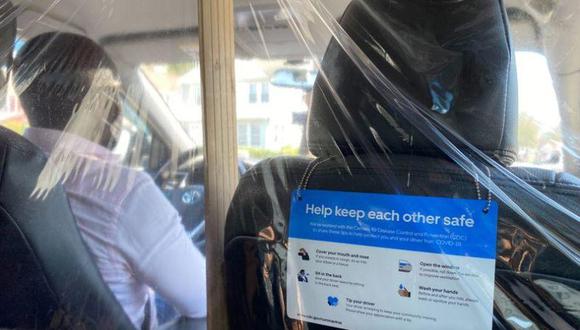 Un conductor de Uber usa una máscara protectora mientras conduce un automóvil en el vecindario de Queens, mientras la enfermedad del coronavirus (COVID-19) continúa propagándose, en Nueva York. 5 de agosto de 2020. REUTERS/Tina Bellon/File Photo