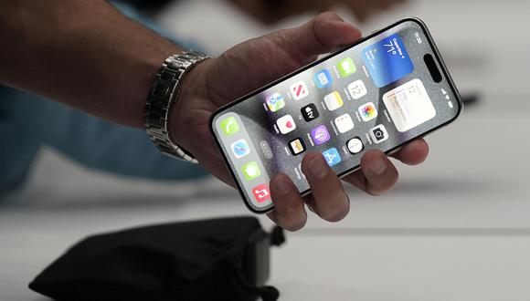 El iPhone 15 Pro se muestra después de su presentación en el campus de Apple, el martes 12 de septiembre de 2023, en Cupertino, California (Foto AP/Jeff Chiu)