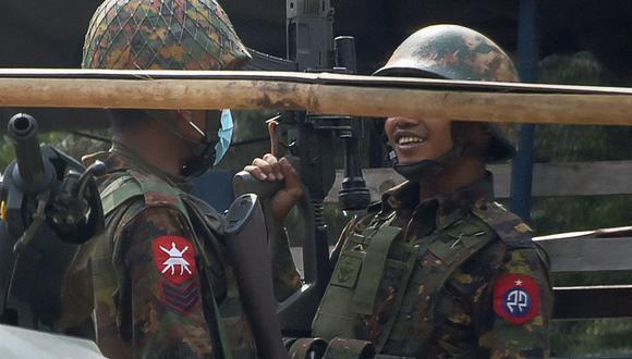 Un soldado porta un rifle de francotirador durante una manifestación contra el golpe militar en Myanmar. (Foto de STR / AFP).