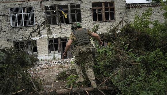 Un soldado ucraniano toma posiciones en una localidad reconquistada. (Foto de EVGENIY MALOLETKA / AP)