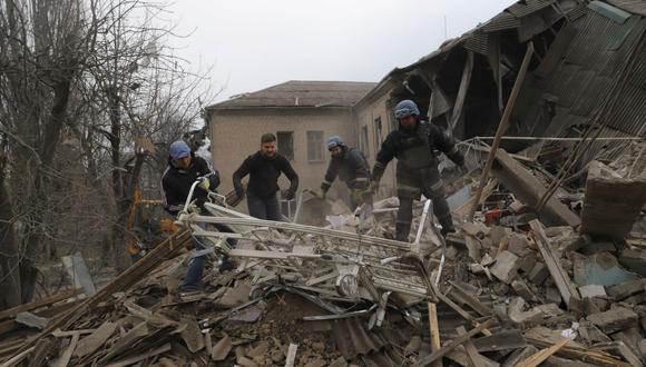 Los rescatistas limpian los escombros del edificio de maternidad de dos pisos destruido en la ciudad de Vilnyansk, región sur de Zaporizhzhia, el 23 de noviembre de 2022, en medio de la invasión rusa de Ucrania. (Foto de Katerina Klochko / AFP)