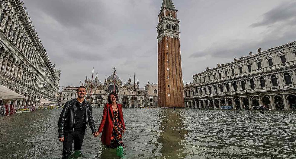 Unos turistas en Venecia durante la inundación más grave de la ciudad desde 1966. (Foto: Stefano Mazzola/Awakening/Getty Images)