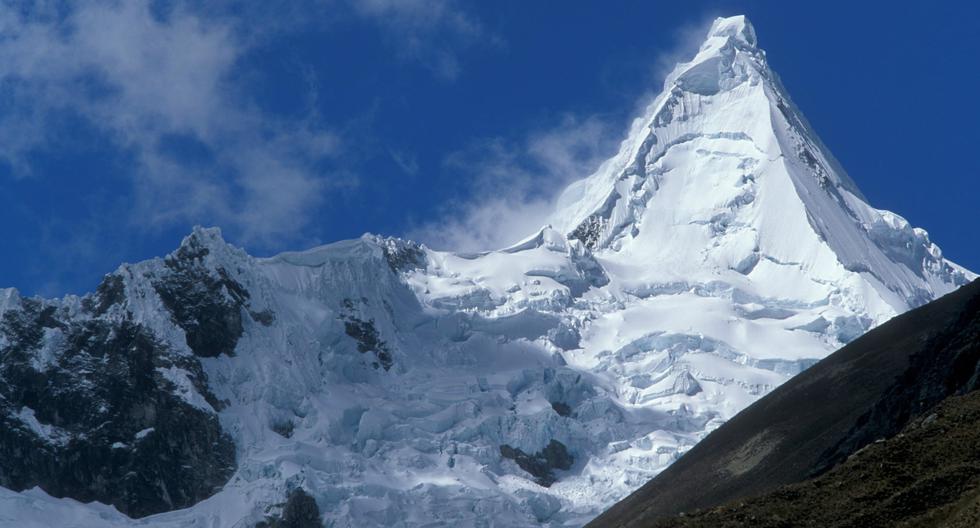 El imponente nevado Alpamayo. (Foto:  peruviajes3.webnode.es)