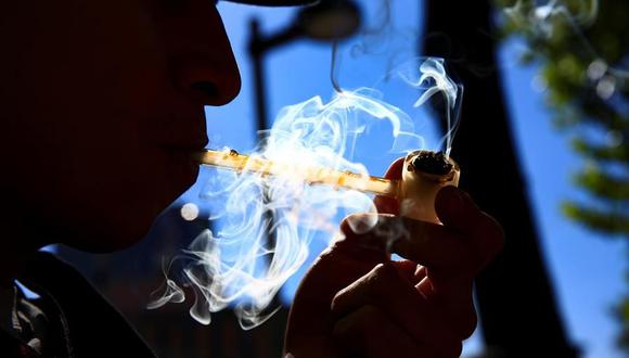 Un hombre fuma marihuana en una pipa durante una marcha por su regularización en Ciudad de México. (EFE/Carlos Ramírez).