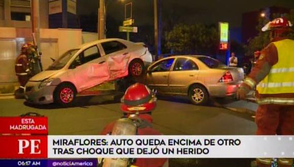 auto queda encima de otro tras choque que dejó un herido(Captura: América Noticias)