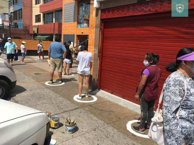 Algunos distritos de la capital están tomandos medidas preventivas como por ejemplo el pintado de círculos con dos metros de distancia en lugares de mayor afluencia de público.(Foto Municipalidad San Borja)