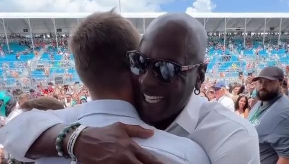 Tom Brady y Michael Jordan acapararon la atención de la gente antes del inicio del carrera del GP de Miami. (Captura: @hotfreestyle)