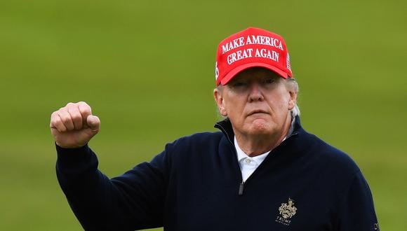 El expresidente estadounidense Donald Trump reacciona mientras juega golf en los campos de golf Trump Turnberry, en la costa oeste de Escocia, el 2 de mayo de 2023. (Foto de ANDY BUCHANAN / AFP)