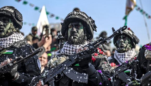 Los combatientes de las Brigadas Qassam, el brazo armado del movimiento islamista palestino Hamas, asisten a una manifestación para conmemorar el 35 aniversario de la fundación del grupo, el 14 de diciembre de 2022. (MOHAMMED ABED / AFP).