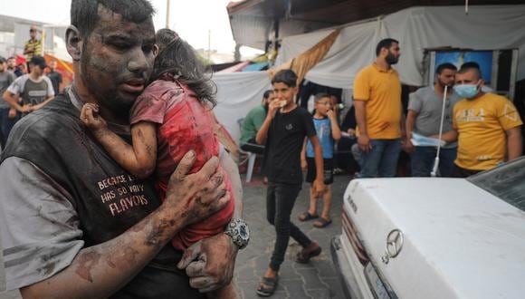 Un palestino herido y un niño llegan al hospital Al-Shifa en la ciudad de Gaza tras los ataques israelíes el 29 de octubre de 2023. (Foto de Dawood NEMER / AFP)