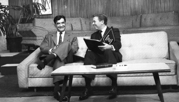 El infatigable editor es homenajeado en 1961 en el programa de televisión "Esta es su vida", conducido por Pablo de Madalengoitia. (Foto: GEC Archivo Histórico)